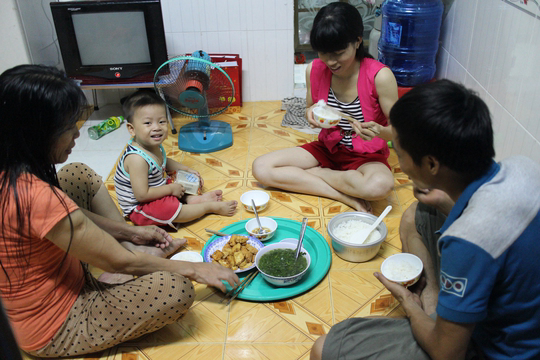 Xem Phim Gia đình tạm bợ (Temporary Family)