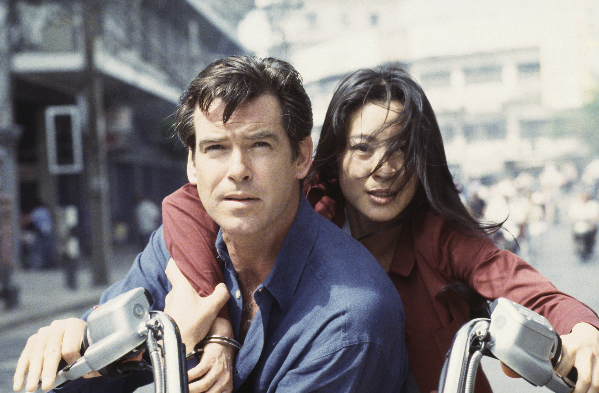 Banner Phim Ngày Mai Không Lụi Tàn (Tomorrow Never Dies)