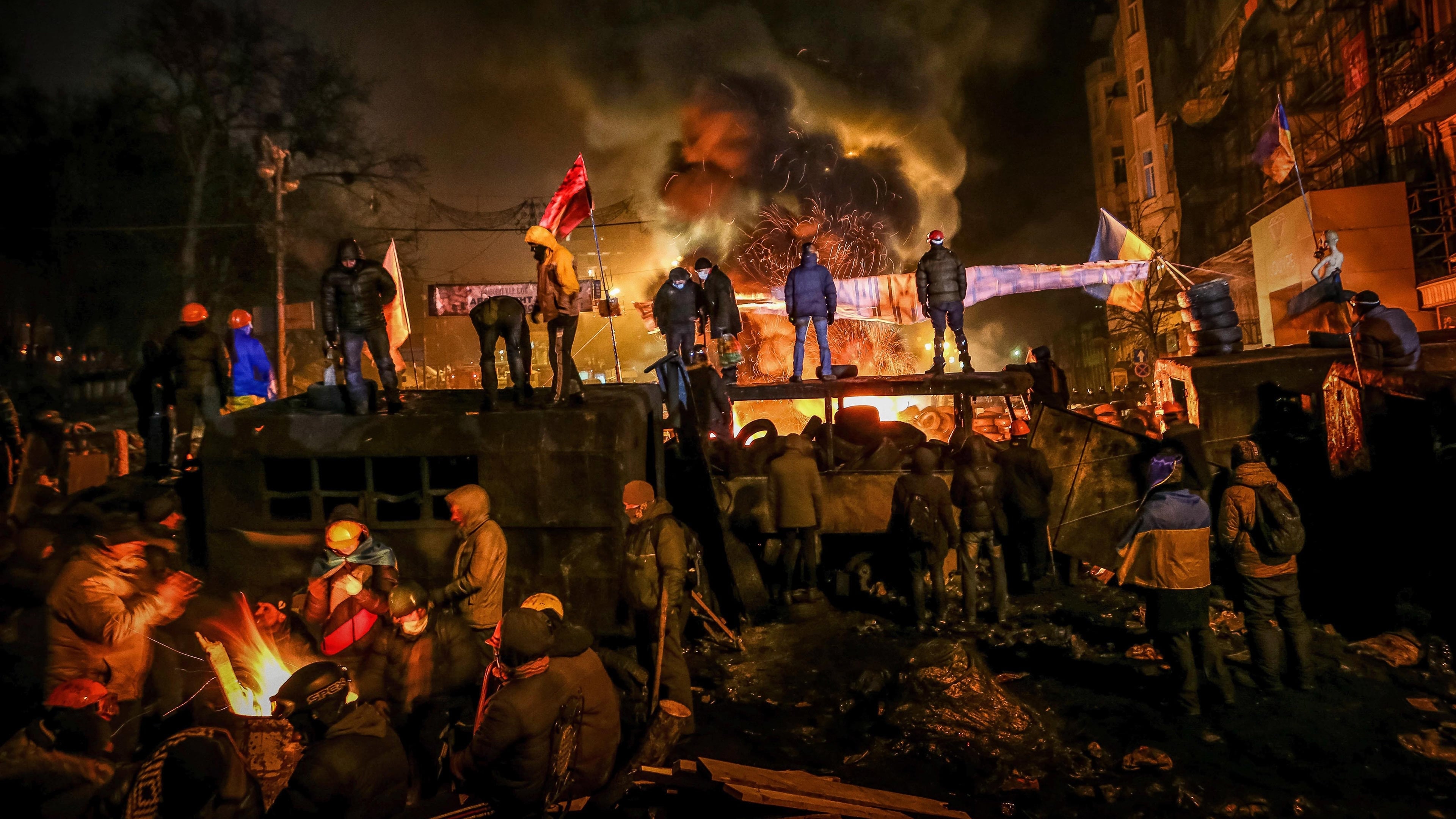 Xem Phim Mùa Đông Rực Lửa (Winter on Fire: Ukraine's Fight for Freedom)