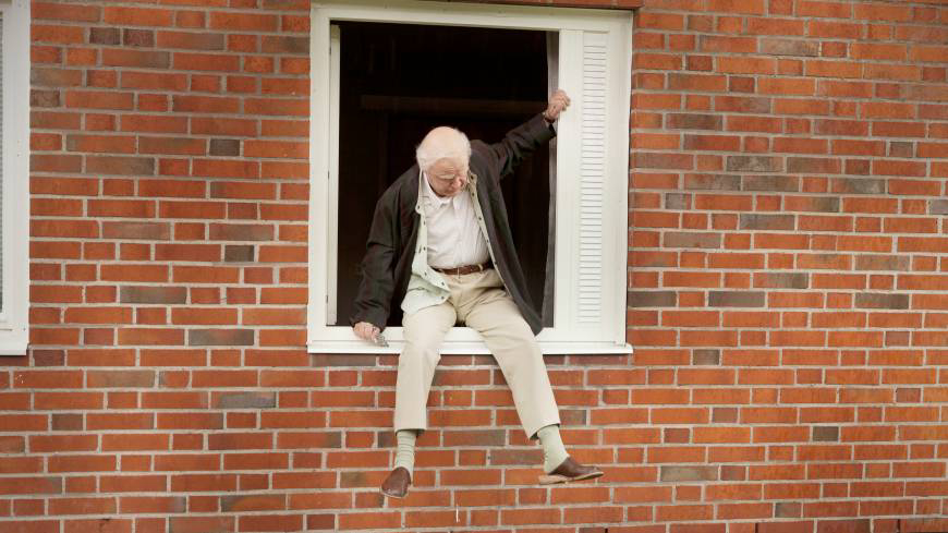 Poster Phim Ông Trăm Tuổi Trèo Qua Cửa Sổ Và Biến Mất (The 100 Year-Old Man Who Climbed Out The Window And Disappeared)